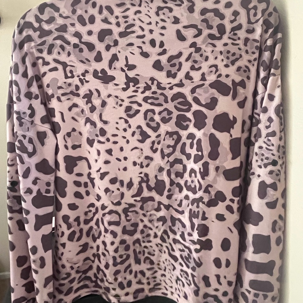 Frank Lyman Design Collection Ladies’ Tan Leopard Print V-Neck Top w/ Bling - Picture 2 of 5